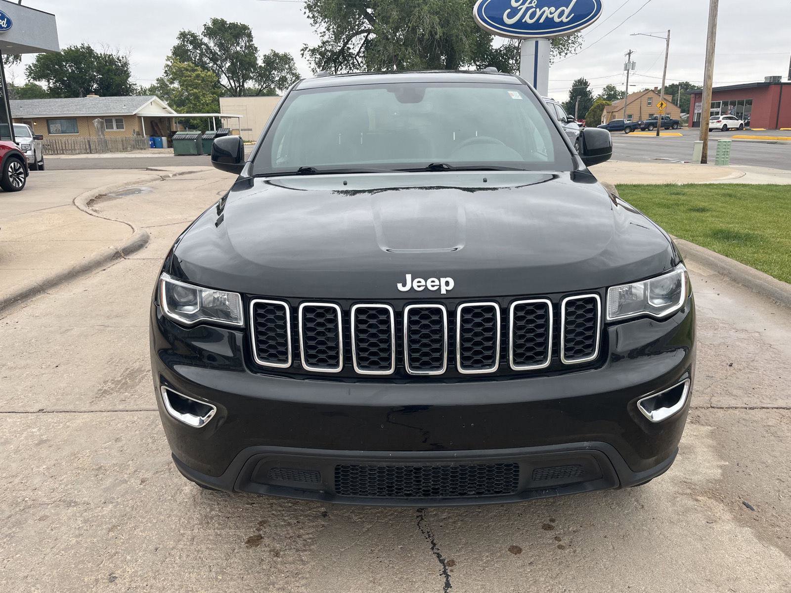 Used 2019 Jeep Grand Cherokee Laredo w/ 18" Wheel & 8.4" Radio Group AWD/4WD image 3