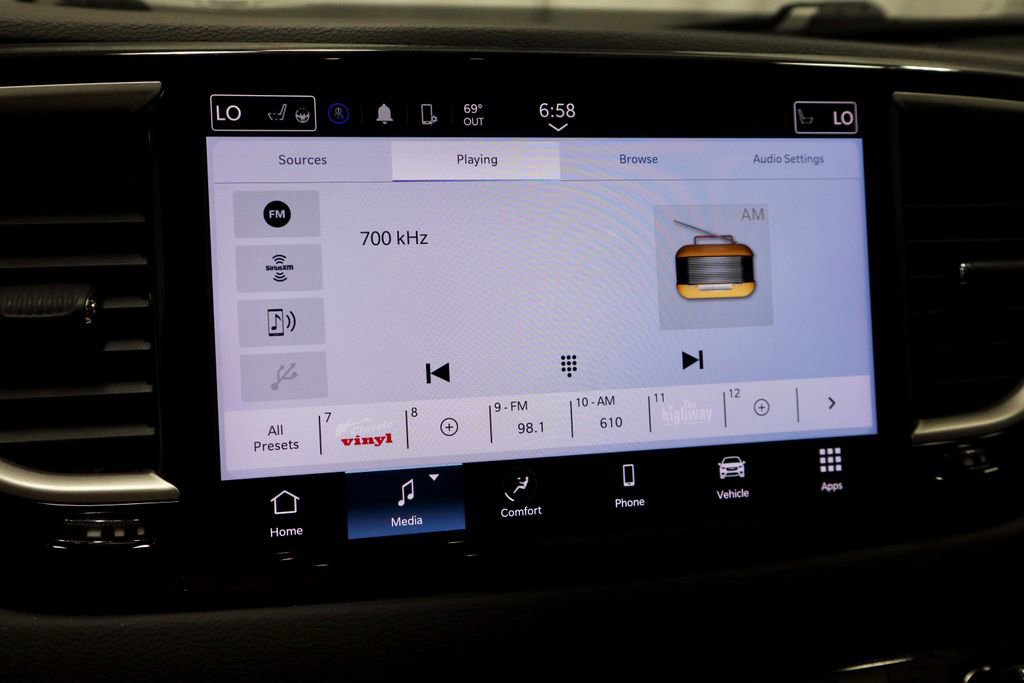 Used 2023 Chrysler Pacifica Touring-L image 10