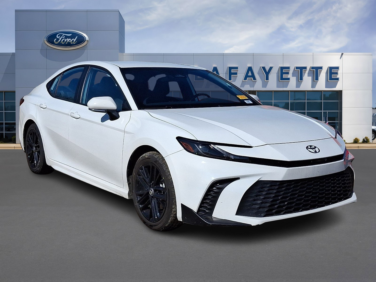 Used 2025 Toyota Camry SE image 1