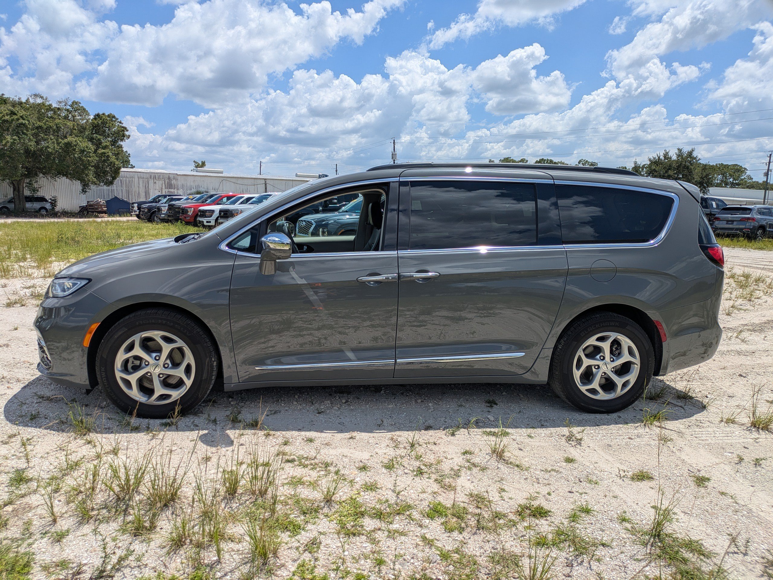 Used 2022 Chrysler Pacifica Limited FWD image 7