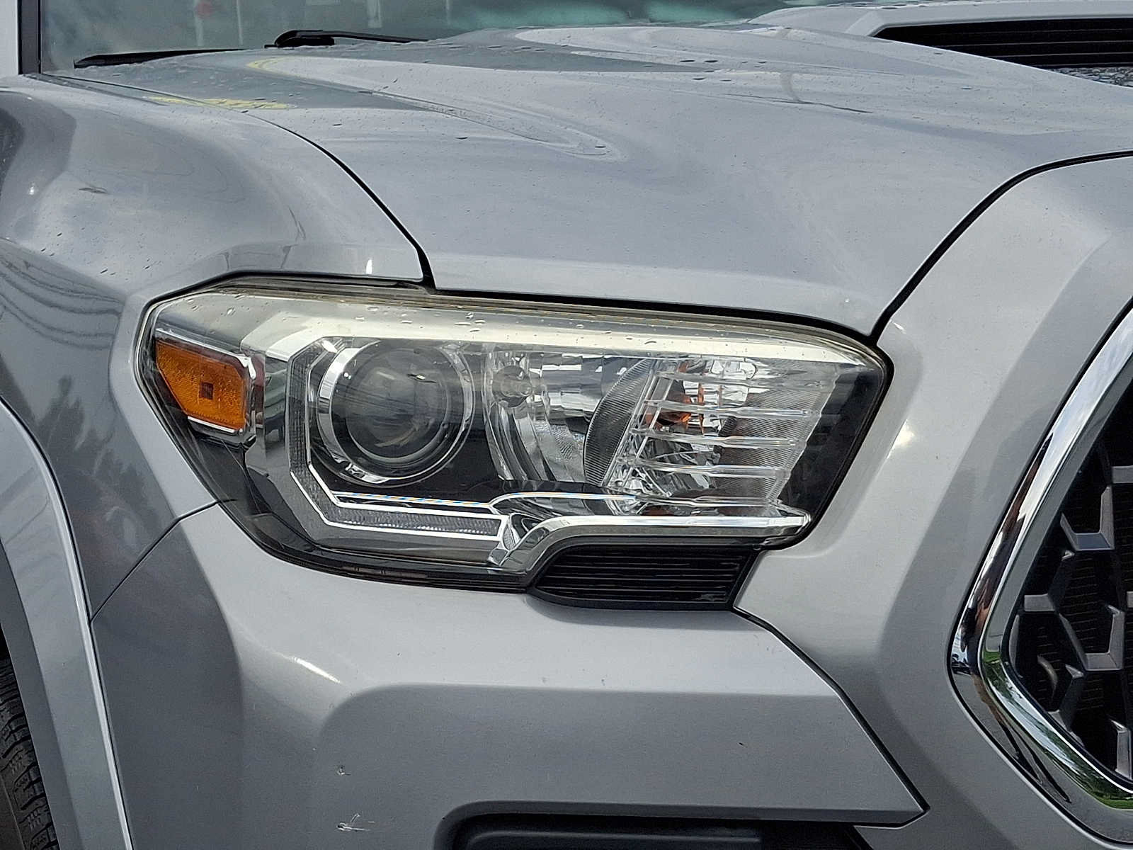 Used 2018 Toyota Tacoma TRD Sport AWD/4WD image 9