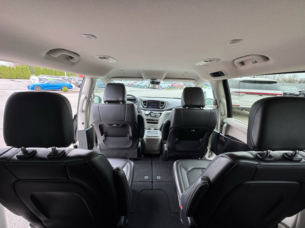 Used 2023 Chrysler Pacifica Touring-L FWD image 23