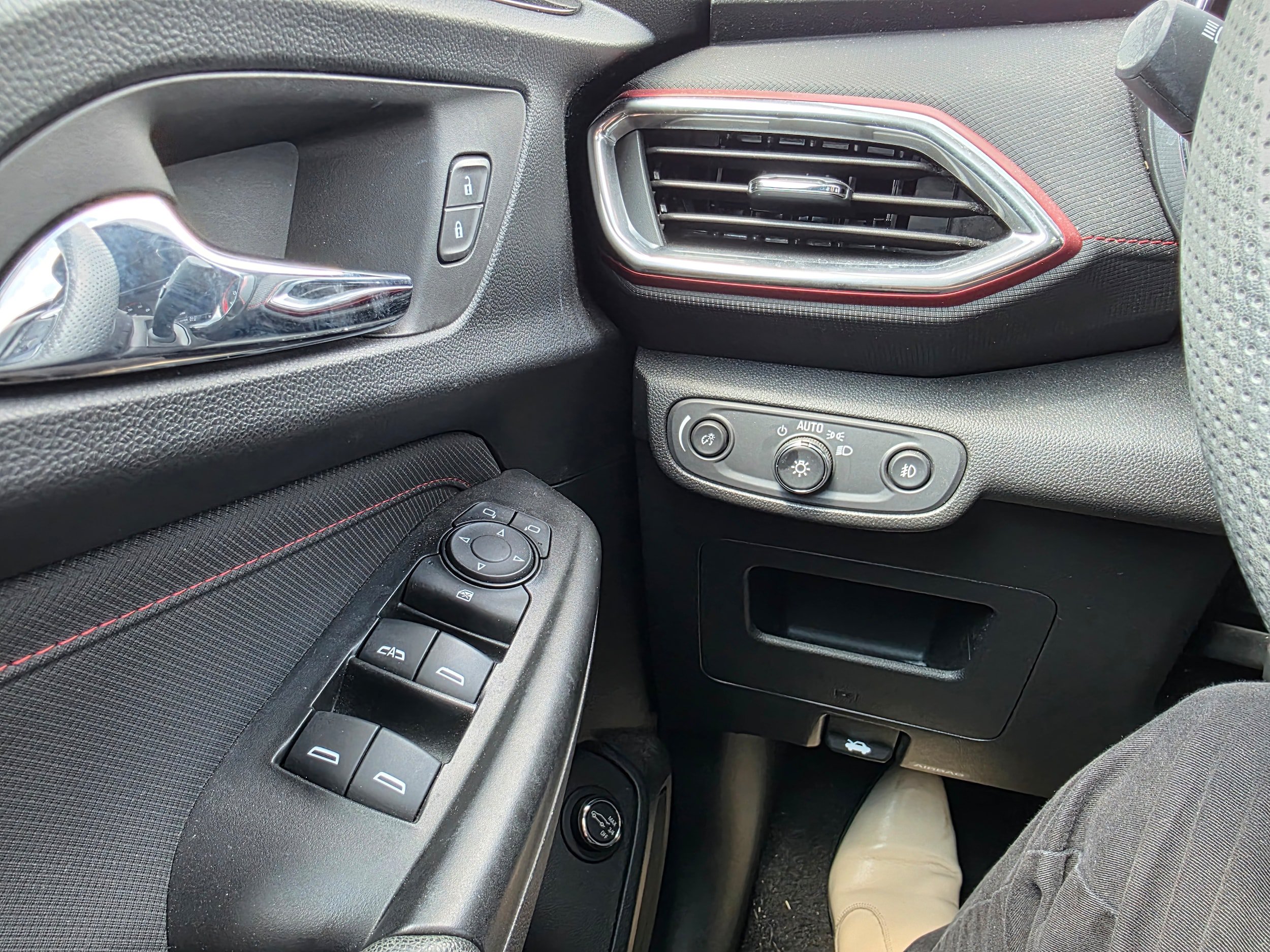 Used 2023 Chevrolet TrailBlazer RS w/ Sun and Liftgate Package AWD/4WD image 16