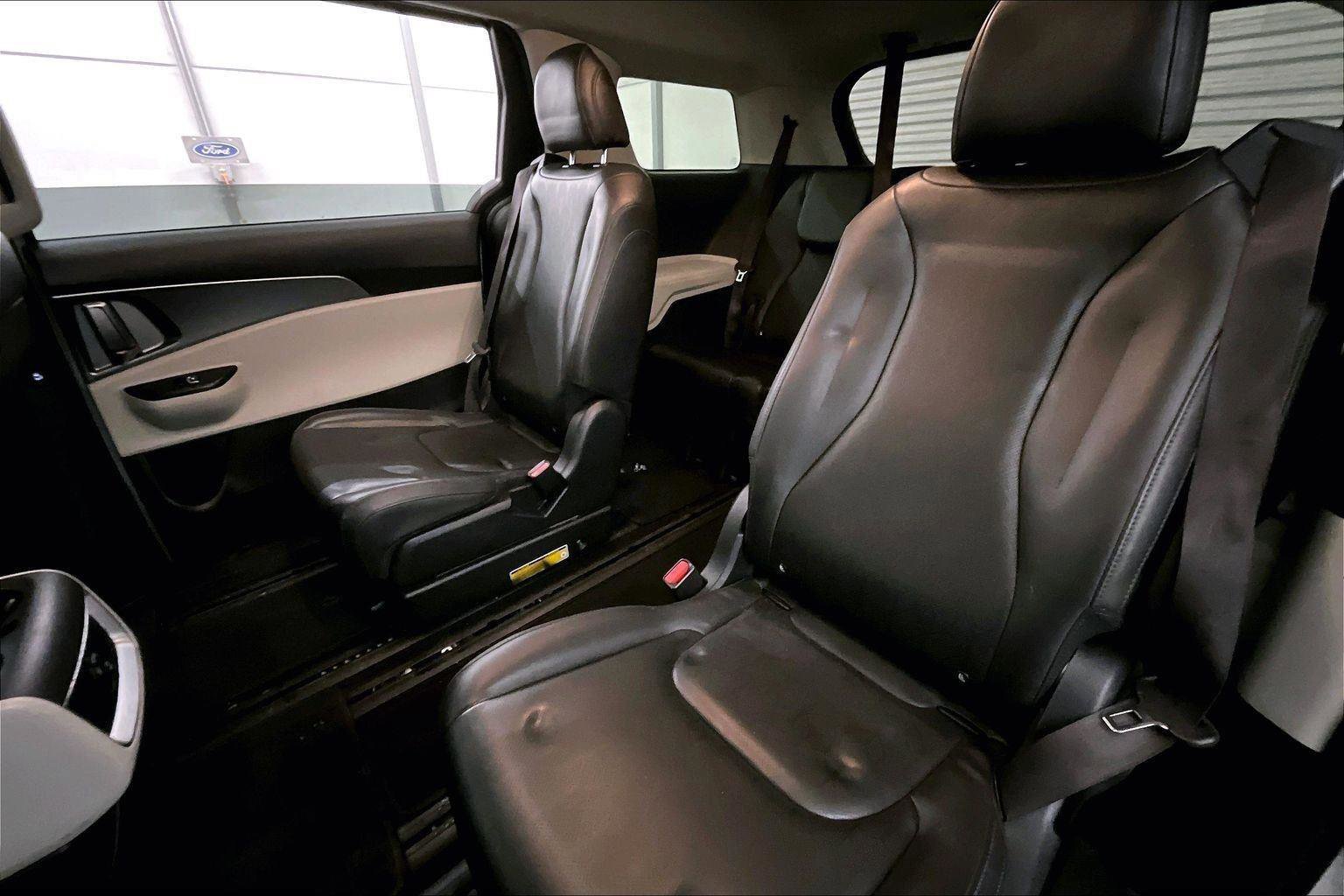 Used 2022 Kia Carnival LX image 25