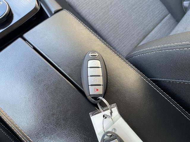 Used 2022 Nissan Rogue SV image 39