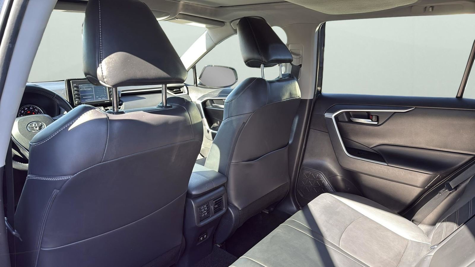 Used 2021 Toyota RAV4 XLE Premium image 29