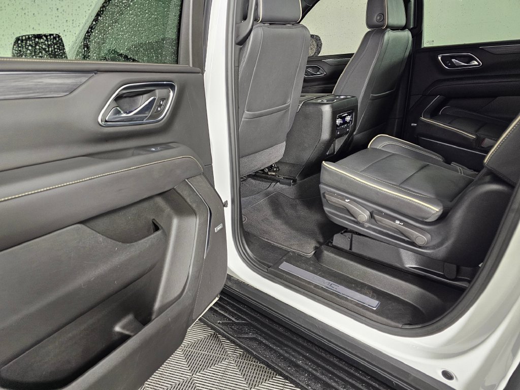 Used 2024 GMC Yukon XL SLT w/ SLT Luxury Package AWD/4WD image 18