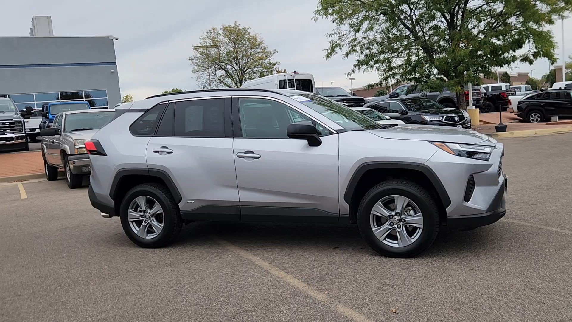 Used 2025 Toyota RAV4 LE AWD/4WD image 9