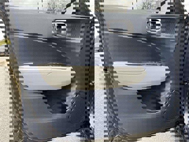 Used 2022 Hyundai Venue Limited image 16