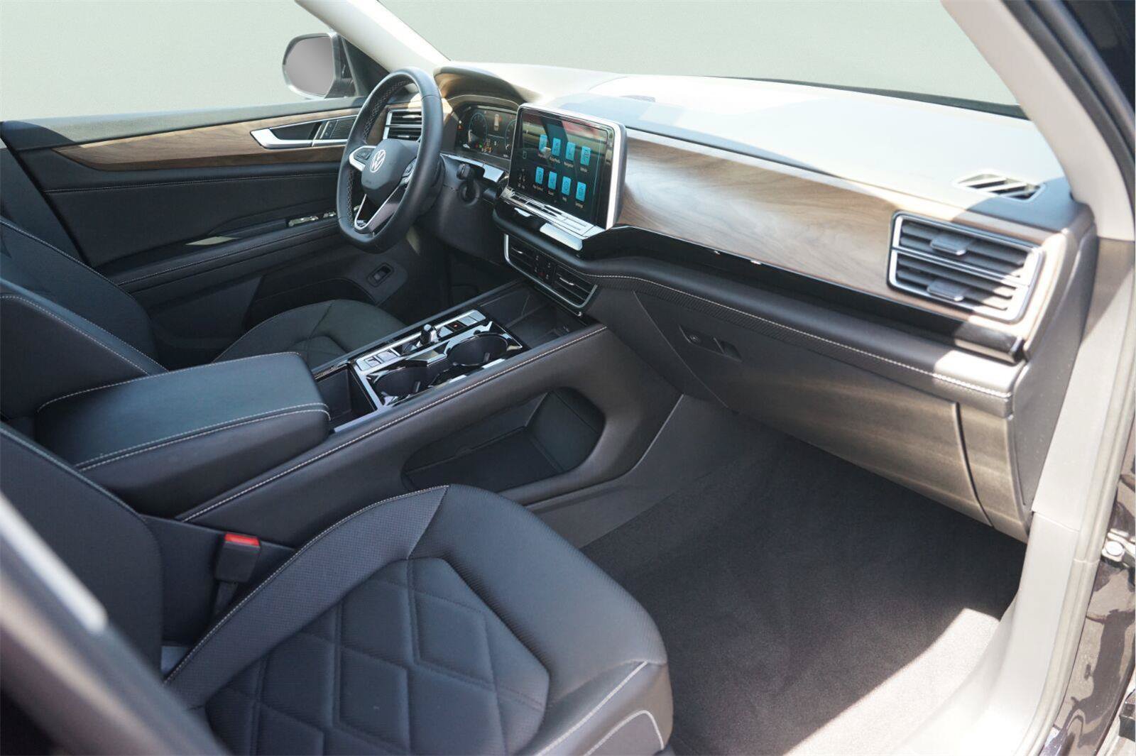 Used 2024 Volkswagen Atlas SE FWD image 17