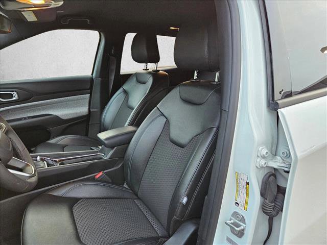 Used 2025 Jeep Compass Latitude image 20