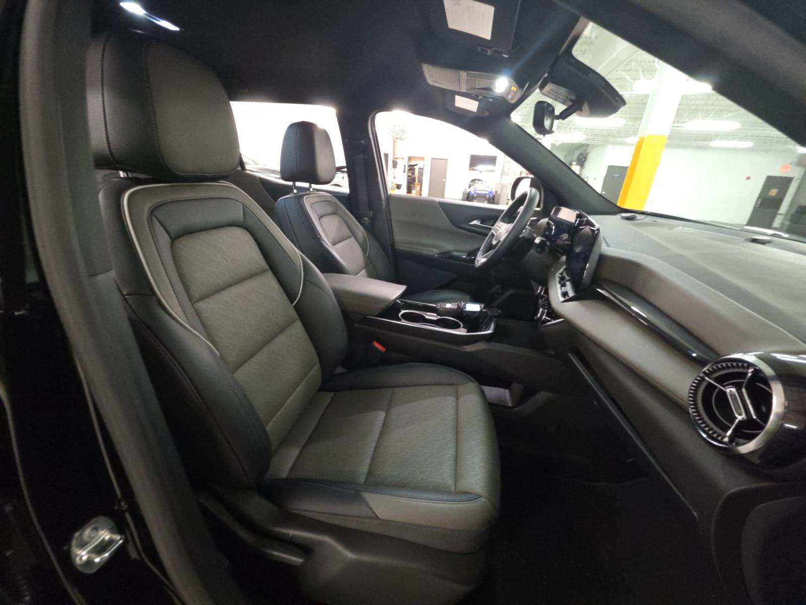 Used 2025 Chevrolet Equinox LT w/ Convenience Package II FWD image 10