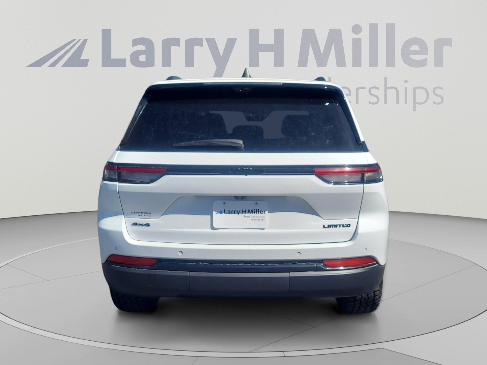 Used 2024 Jeep Grand Cherokee Limited w/ Luxury Tech Group II AWD/4WD image 4