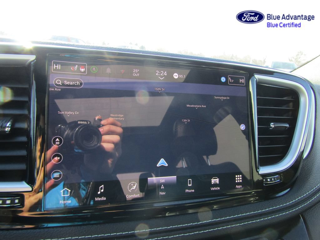 Used 2025 Chrysler Pacifica Limited FWD image 19