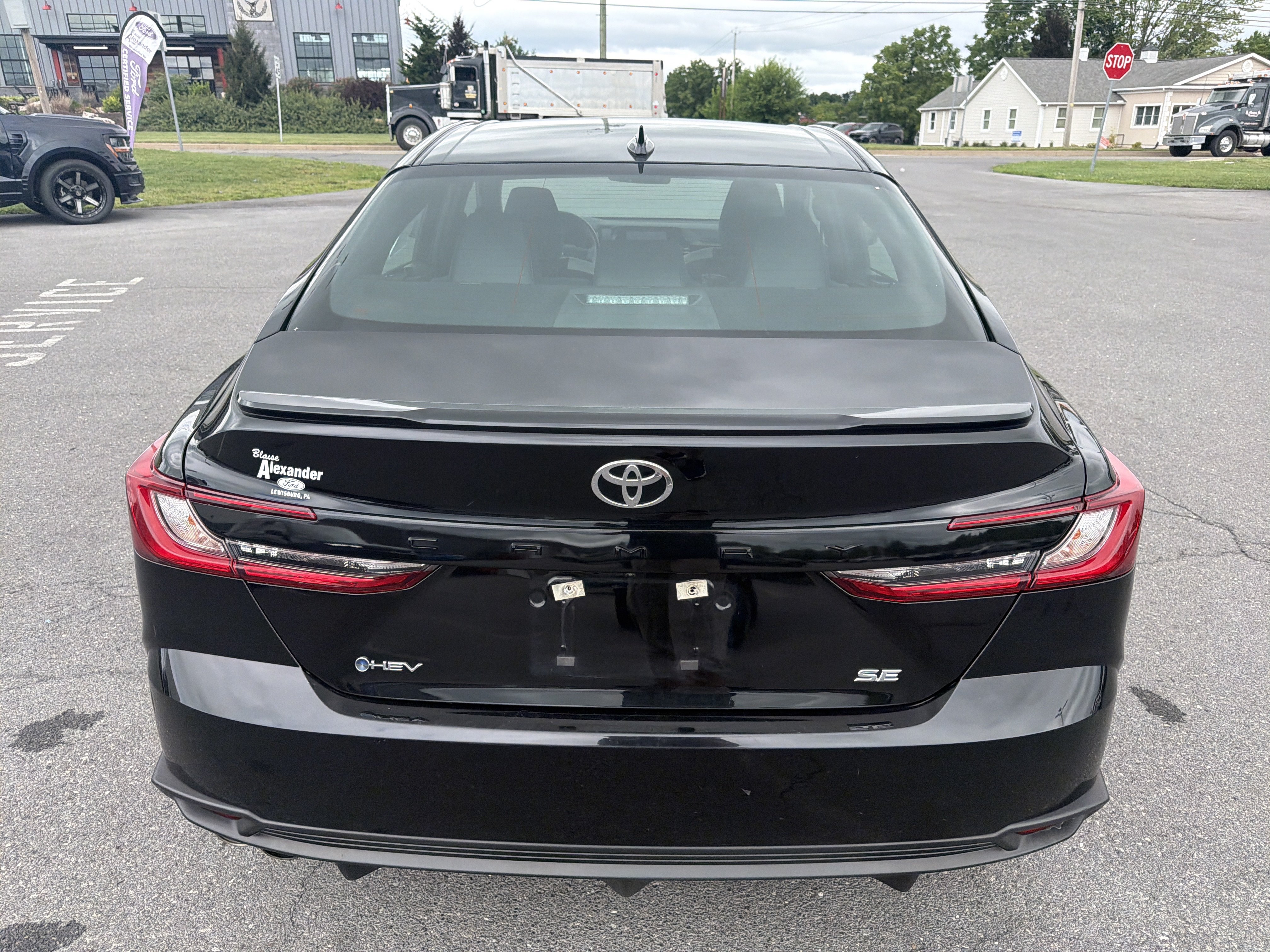 Used 2025 Toyota Camry SE FWD image 4