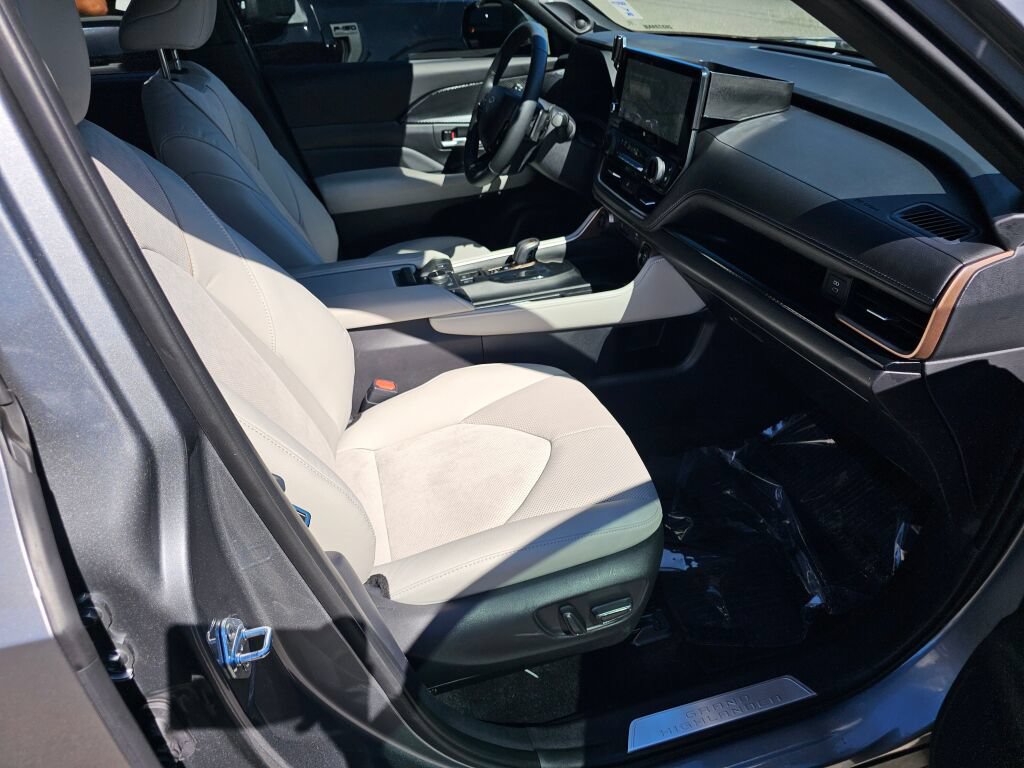 Used 2025 Toyota Grand Highlander AWD Hybrid image 12