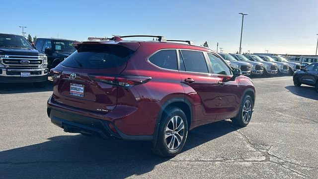 Used 2024 Toyota Highlander XLE image 3