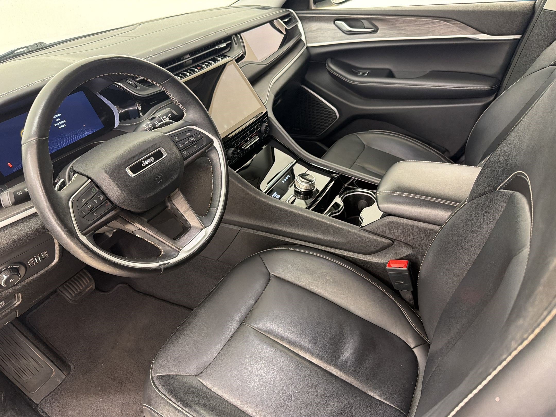 Used 2022 Jeep Grand Cherokee L Limited w/ Black Appearance Package AWD/4WD image 4