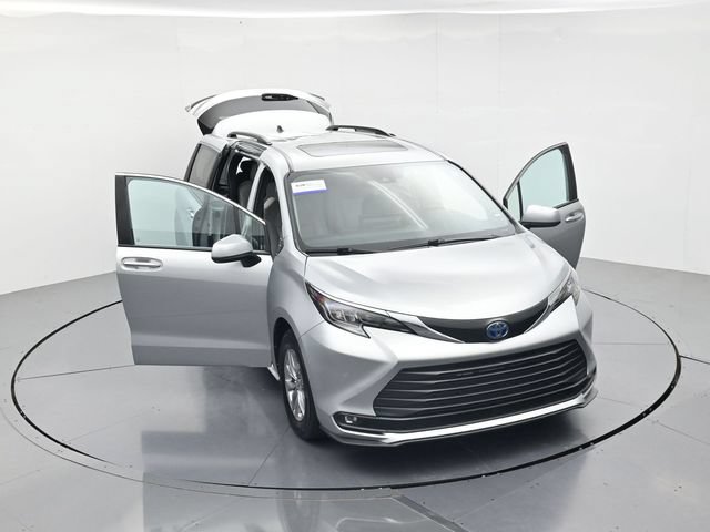 Used 2025 Toyota Sienna XLE FWD image 52