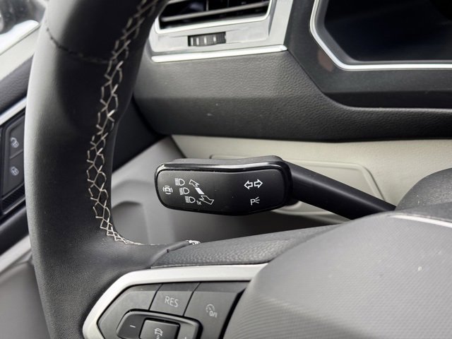 Used 2024 Volkswagen Tiguan SE w/ Panoramic Sunroof Package image 36