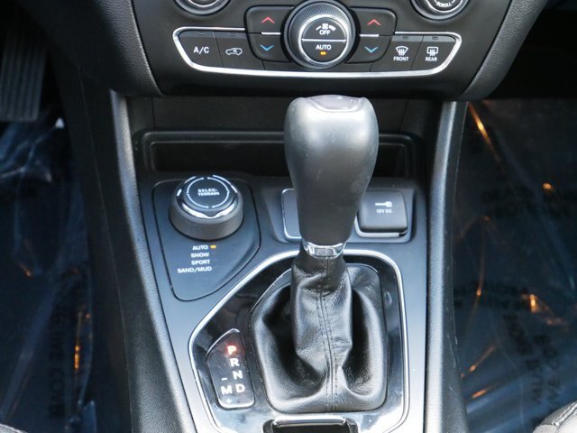 Used 2019 Jeep Cherokee Limited w/ Luxury Group AWD/4WD image 16