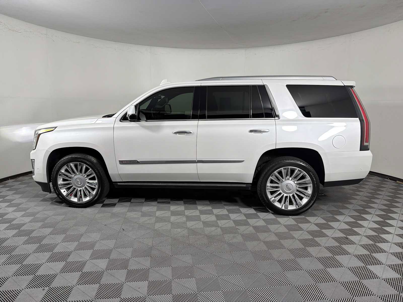Used 2019 Cadillac Escalade Platinum AWD/4WD image 7
