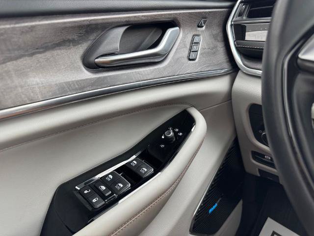 Used 2023 Jeep Grand Cherokee Overland w/ Advanced Protech Group III AWD/4WD image 23