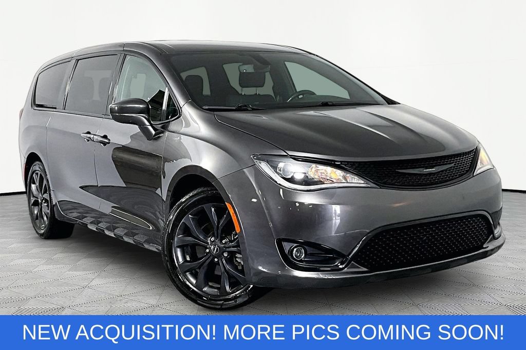 Used 2020 Chrysler Pacifica Touring w/ S Appearance Package FWD image 1