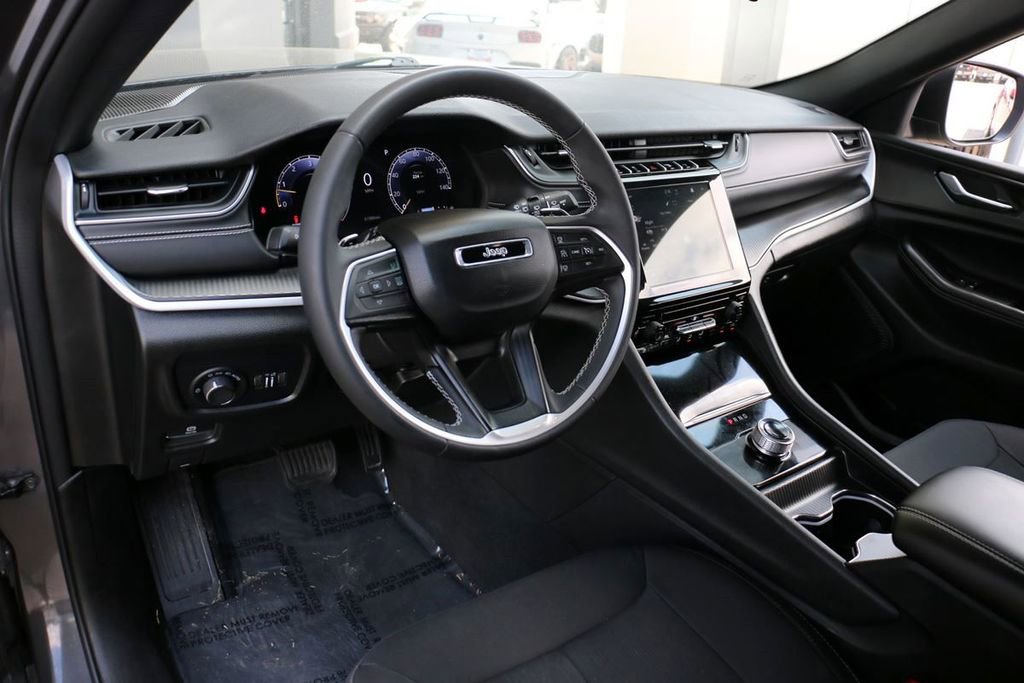 Used 2024 Jeep Grand Cherokee Laredo RWD image 16