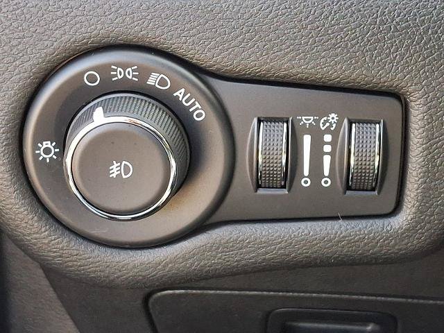 Used 2022 Jeep Cherokee Latitude Lux w/ Sun & Sound Group AWD/4WD image 26