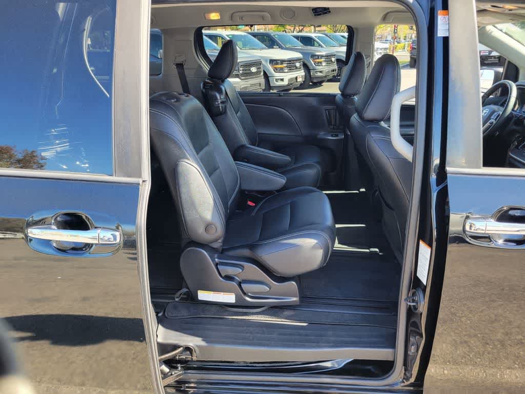 Used 2020 Toyota Sienna SE w/ Carpet Mat Package FWD image 15