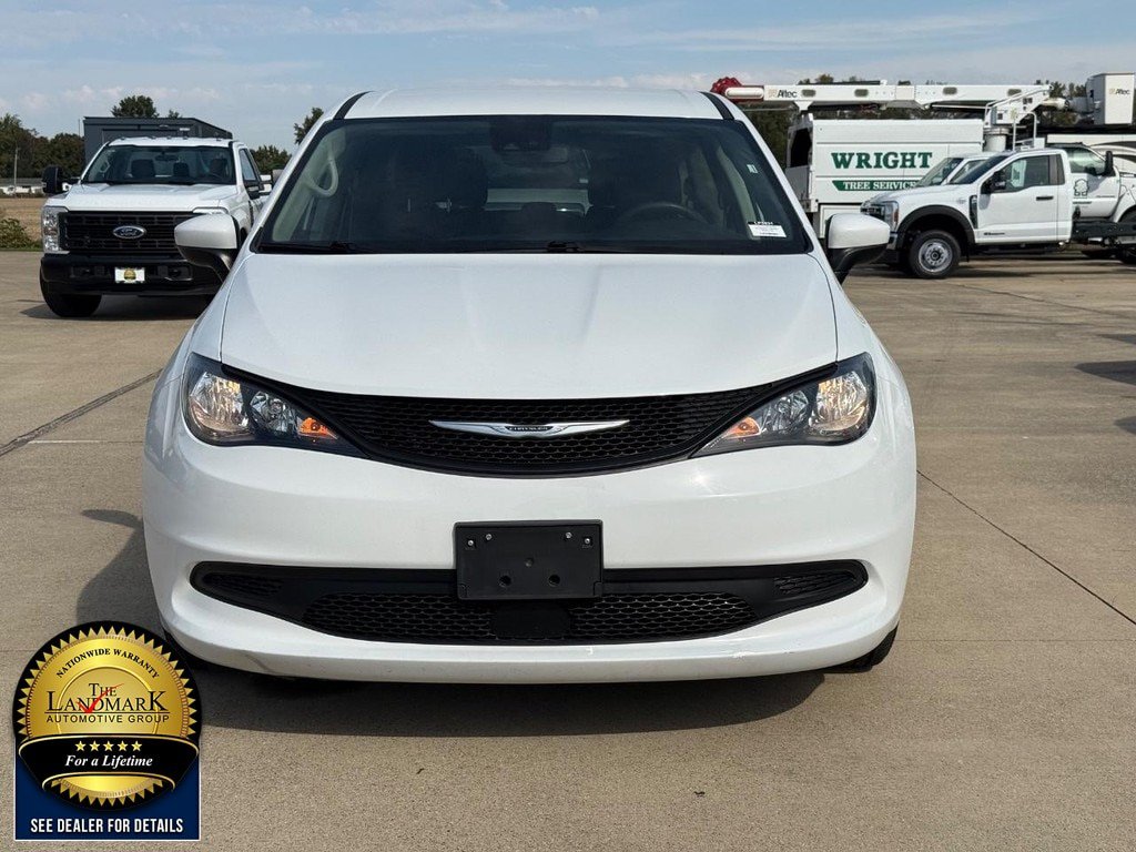Used 2023 Chrysler Voyager LX FWD image 2