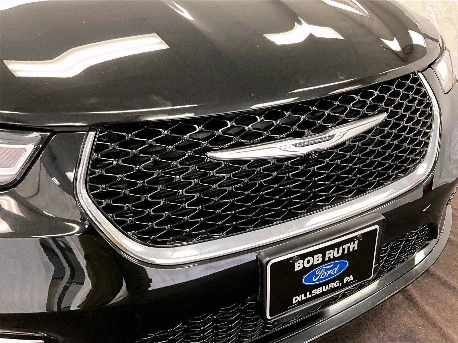 Used 2025 Chrysler Pacifica Select image 30