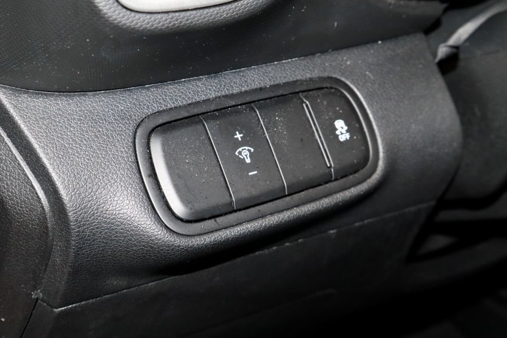 Used 2025 Hyundai Venue SEL FWD image 27