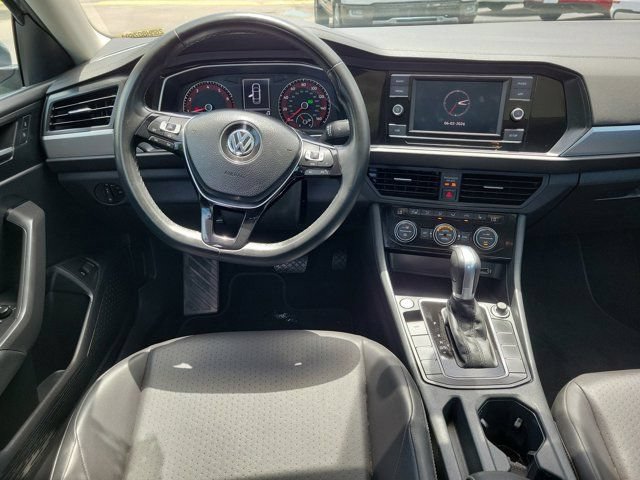 Used 2019 Volkswagen Jetta SE w/ Cold Weather Package FWD image 17