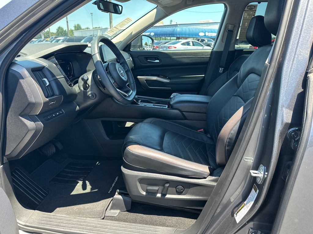 Used 2024 Nissan Pathfinder Platinum FWD image 9
