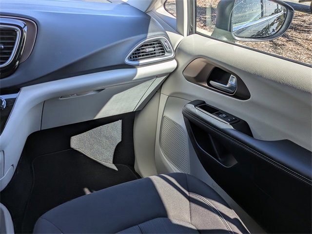 Used 2023 Chrysler Voyager LX image 16