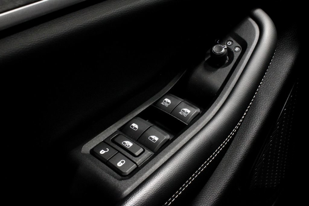 Used 2023 Jeep Grand Cherokee Limited w/ Black Appearance Package AWD/4WD image 25