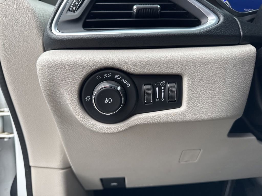 Used 2019 Chrysler Pacifica Touring-L Plus w/ Tire & Wheel Group image 19