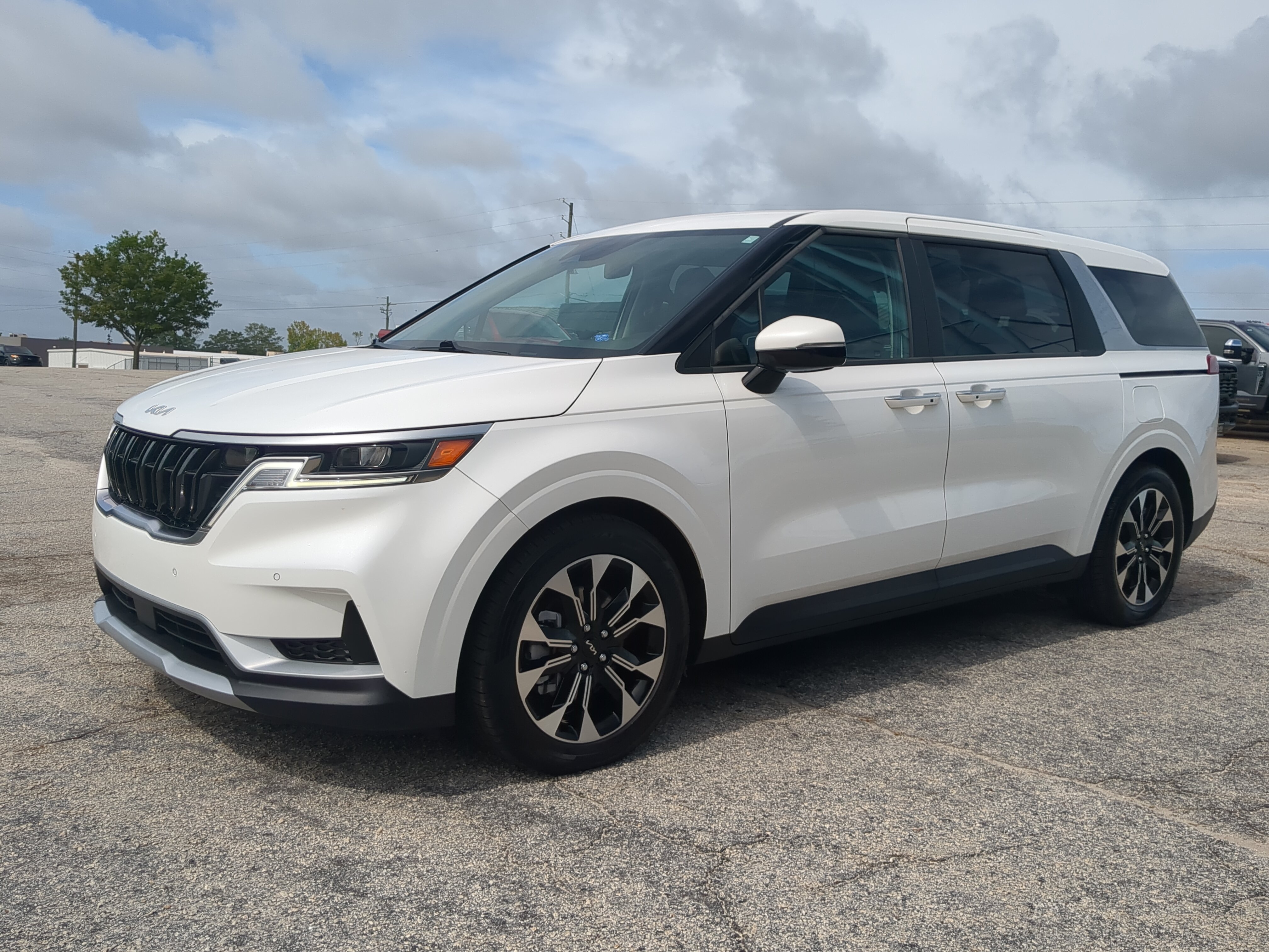 Used 2023 Kia Carnival EX FWD image 6