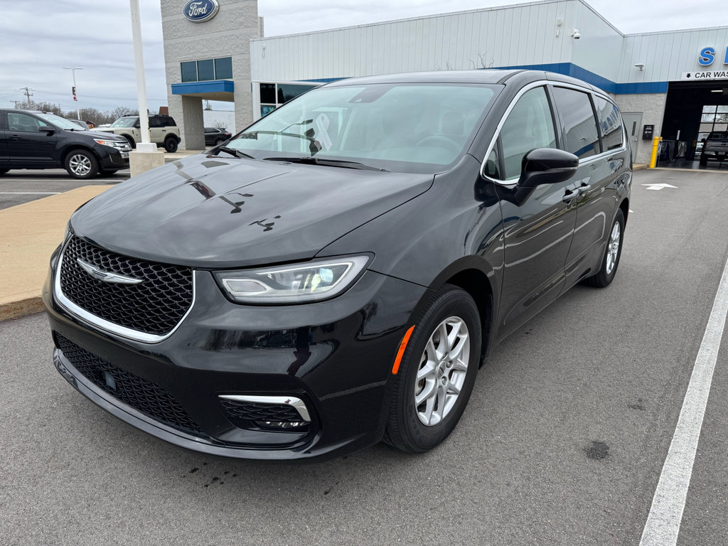 Used 2023 Chrysler Pacifica Touring-L FWD image 4