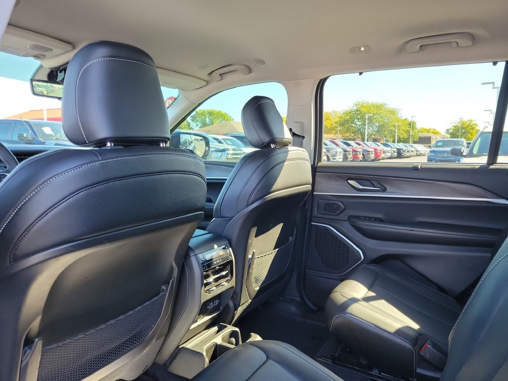Used 2023 Jeep Grand Cherokee L Limited w/ Luxury Tech Group II AWD/4WD image 16