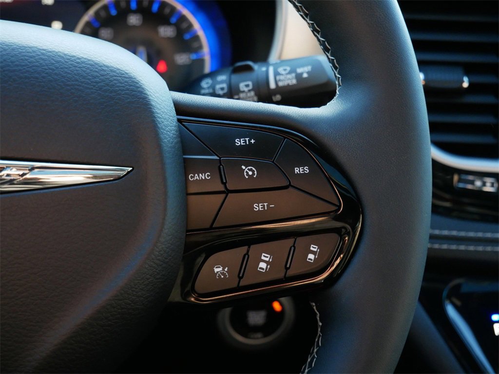 Used 2024 Chrysler Pacifica Limited w/ Uconnect Theater Family Group image 20