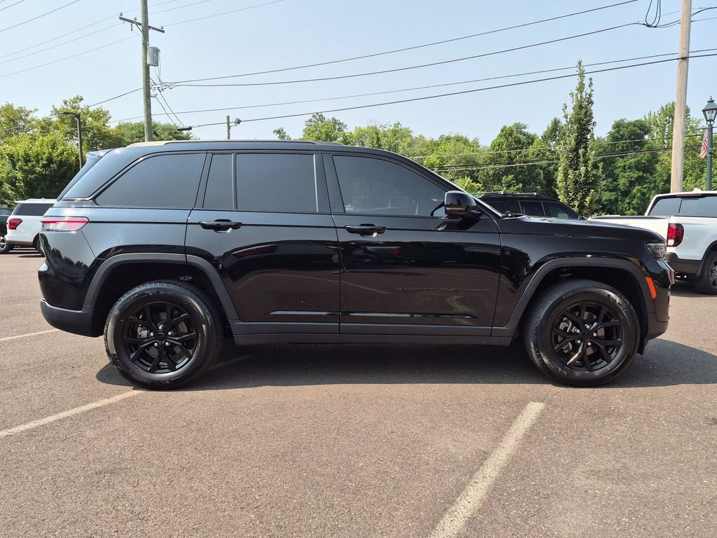 Used 2024 Jeep Grand Cherokee Altitude AWD/4WD image 7