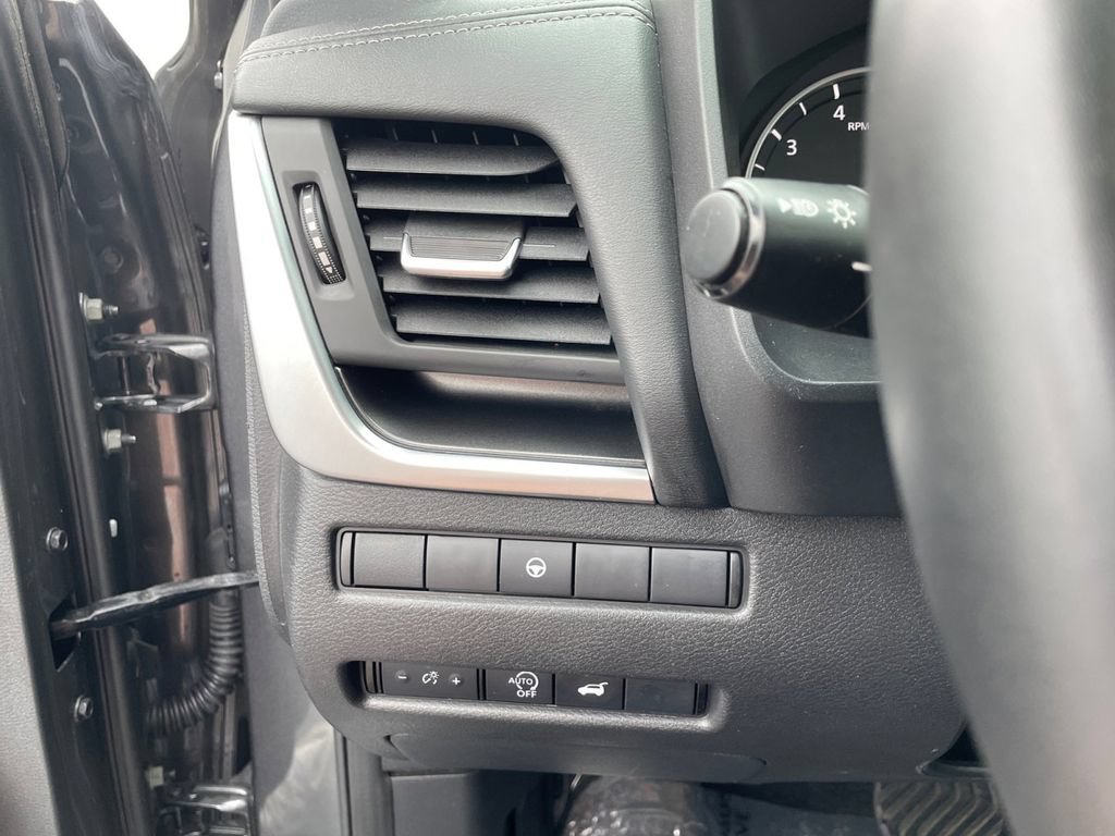 Used 2025 Nissan Rogue SV AWD/4WD image 16
