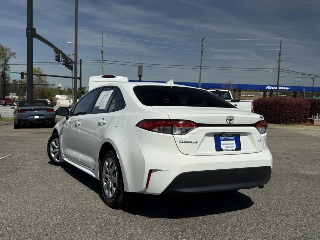 Used 2023 Toyota Corolla LE image 2