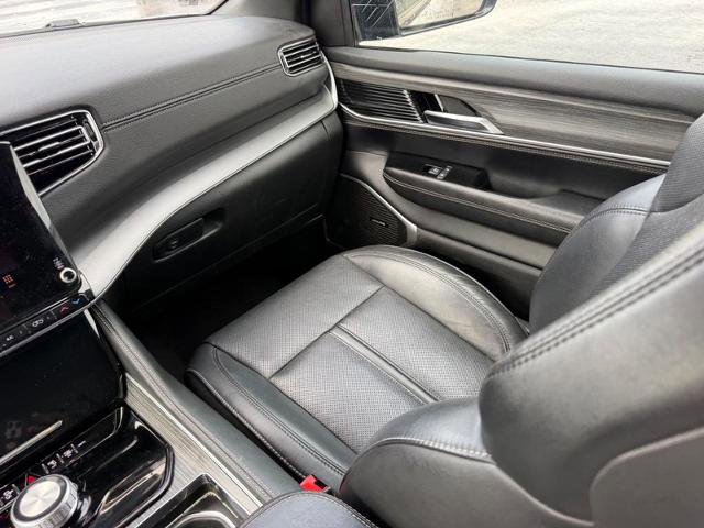 Used 2024 Jeep Wagoneer L Series II w/ Flexible Seating Group AWD/4WD image 19