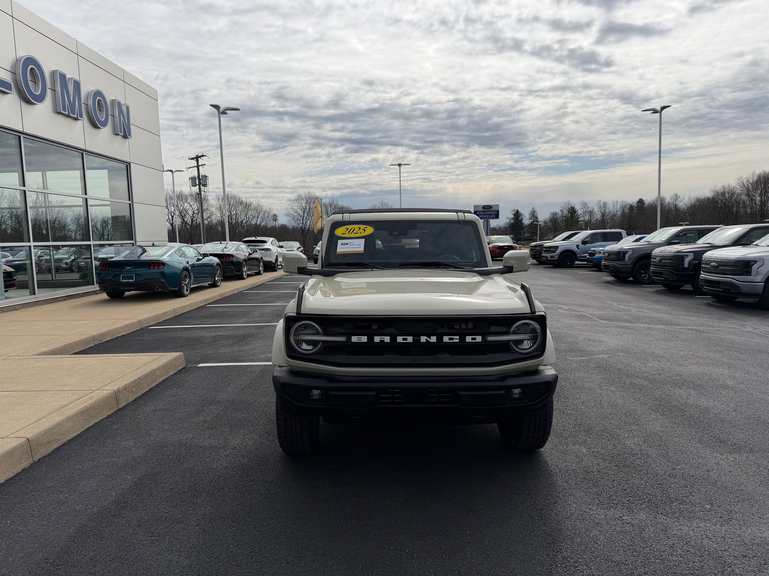 Certified 2025 Ford Bronco Outer Banks AWD/4WD image 2