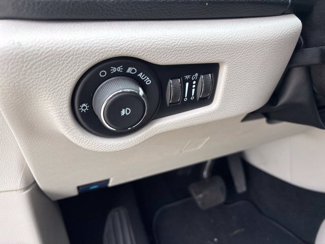 Used 2024 Chrysler Pacifica Limited FWD image 14