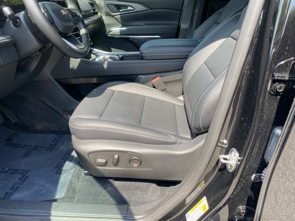Used 2026 Chevrolet Traverse LT FWD image 18